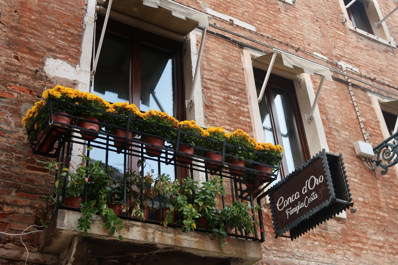 хотел във Венеция, балкон, цветя, тухли
