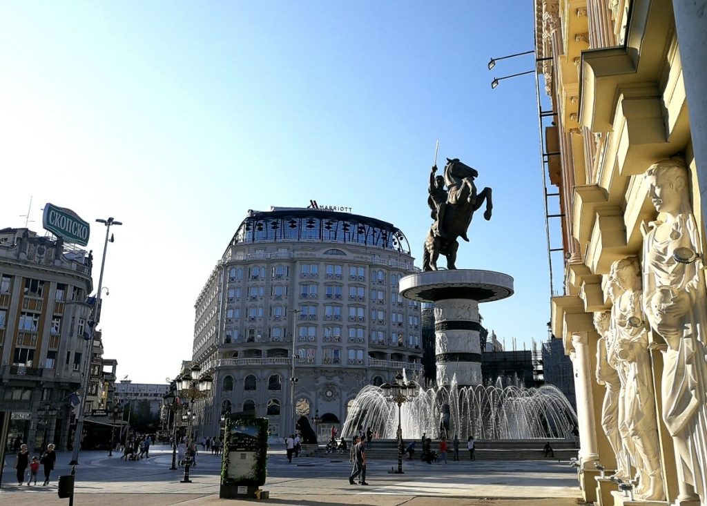 площад Македония, паметници, Скопие